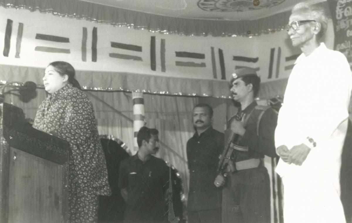 जयललिता और एसडी सोमासुंदरम जयललिता और एसडी सोमासुंदरम