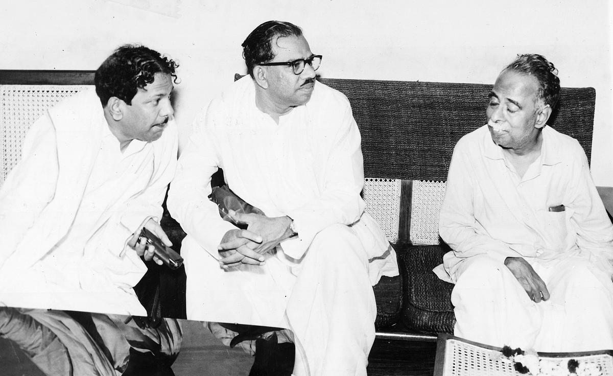 (बाएं से) एम। करुणानिधि, वीआर नेडंचेज़ियन और मद्रास में सीएन अन्नदुरई। फ़ाइल (बाएं से) एम। करुणानिधि, वीआर नेडंचेज़ियन और मद्रास में सीएन अन्नदुरई। फ़ाइल