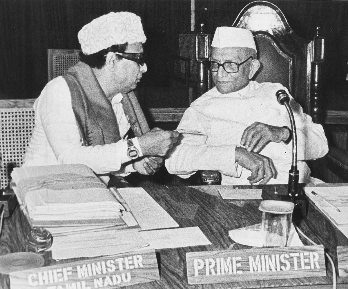 तब प्रधान मंत्री मोरारजी देसाई और तमिलनाडु के मुख्यमंत्री, 25 सितंबर, 1978 को मद्रास में एमजी रामचंद्रन