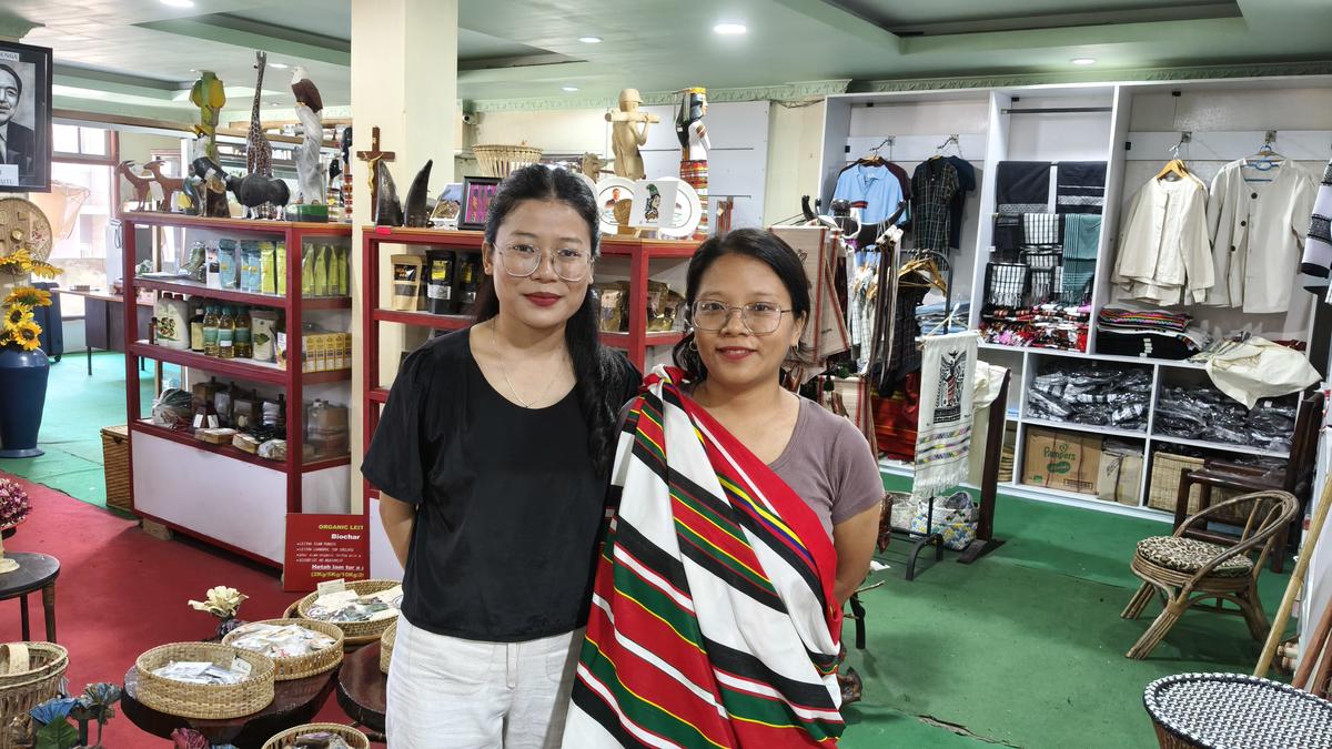 Malsawmtluangi (दाएं), जो ऊपरी गणराज्य में Hnam Chhan हैंडलूम शोरूम चलाते हैं, Aizawl ने कहा कि नई लाइन ने अपने बयान को बाकी राष्ट्रों के साथ जोड़ दिया और युगल 1 सितंबर को Aizawl में लाता है।