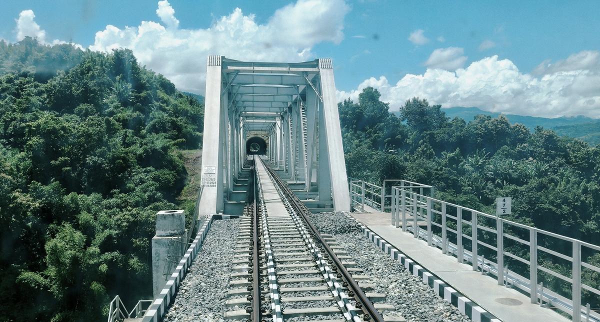 मिज़ोरम में नॉर्थईस्ट फ्रंटियर रेलवे द्वारा निर्मित 51.38 किमी बैराबी-सेरिनग नई लाइन पर प्रमुख पुलों में से एक।