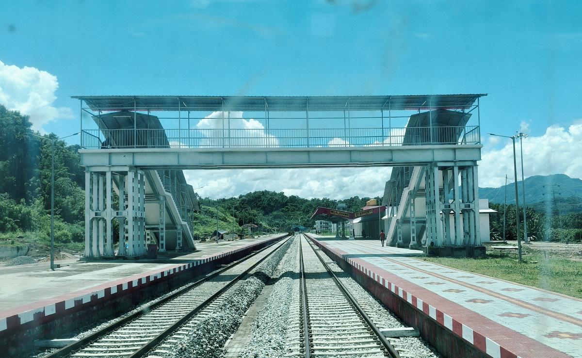 मुलखंग मध्यस्थ स्टेशनों में से एक है, जो बैराबी से 38.2 किमी और सिरांग से 13.18 किमी दूर बैराबी-सेरिनग 51.38 किमी की नई लाइन पूर्वोत्तर फ्रंटियर रेलवे द्वारा पूर्वोत्तर द्वारा बनाई गई है और ल्यूमाइडिंग डिस्टेस डिस्टेस डिस्टेस डिस्ट मिज़ोरम द्वारा।