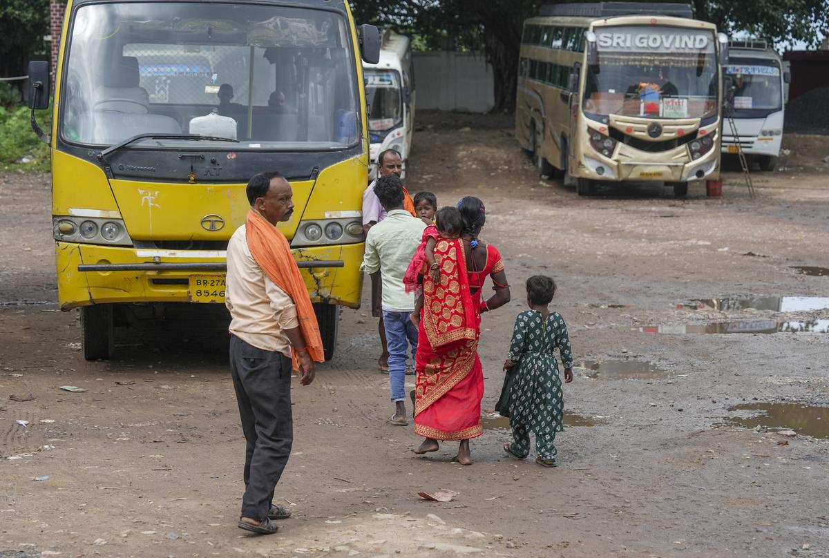 4 सितंबर, 2025 को राजगीर में 'बिहार बंद' के लिए भाजपा समर्थकों के बाद एक बस स्टैंड पर फंसे हुए लोग। 4 सितंबर, 2025 को राजगीर में 'बिहार बंद' के लिए भाजपा समर्थकों के बाद एक बस स्टैंड पर फंसे हुए लोग।