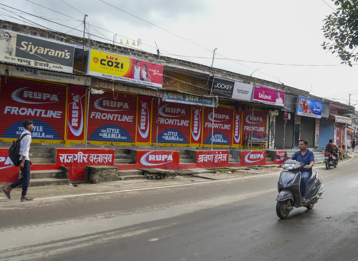 4 सितंबर, 2025 को राजगीर में 'बिहार बंद' के लिए भाजपा समर्थकों ने 'बिहार बंद' के लिए बुलाए जाने के बाद दुकानें बंद रहती हैं। 4 सितंबर, 2025 को राजगीर में 'बिहार बंद' के लिए भाजपा समर्थकों ने 'बिहार बंद' के लिए बुलाए जाने के बाद दुकानें बंद रहती हैं।