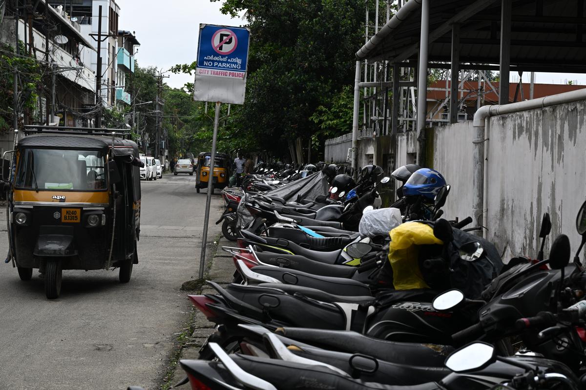 एर्टाकुलम जंक्शन रेलवे स्टेशन असुविधा यात्रियों के पास नो-पार्किंग ज़ोन में पार्क किए गए वाहन।