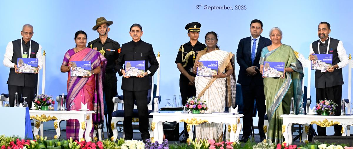 भारत के अध्यक्ष Droupadi Murmu, तमिलनाडु के गवर्नर RN रवि, केंद्रीय वित्त मंत्री निर्मला सितारामन, तमिलनाडु सोशल वेलफेयर एंड वूमेन सशक्तिकरण मंत्री और महिला सशक्तिकरण पी। गीता जीन, जी। मलिंगम (एक्सट्रीम लेफ्ट), सिटी यूनियन बैंक के गैर -कार्यकारी अध्यक्ष और Celladi के Celnaie के लिए N. Kamakodi (चरम अधिकार)। 2025