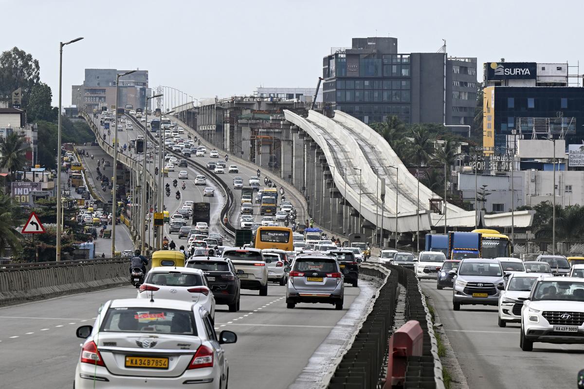 नम्मा मेट्रो ब्लू लाइन पर काम बेंगलुरु में जक्कुर के पास बैलरी रोड पर प्रगति पर है।