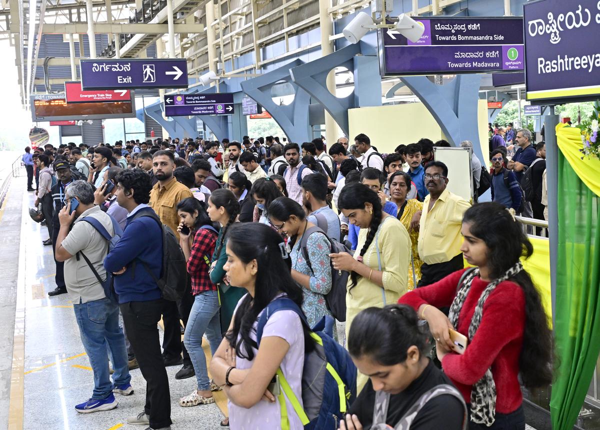 येलो लाइन के लॉन्च में केवल तीन ट्रेनों के साथ उपलब्ध होने के साथ, यात्रियों को डॉक घंटों के दौरान 25 मिनट से अधिक की लंबी बुद्धि का सामना करना पड़ा, जिससे गंभीर भीड़भाड़ हो गई। फ़ाइल