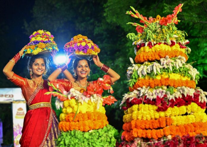 फ्रेम्स में समाचार: फूलों में बुना एक त्योहार

