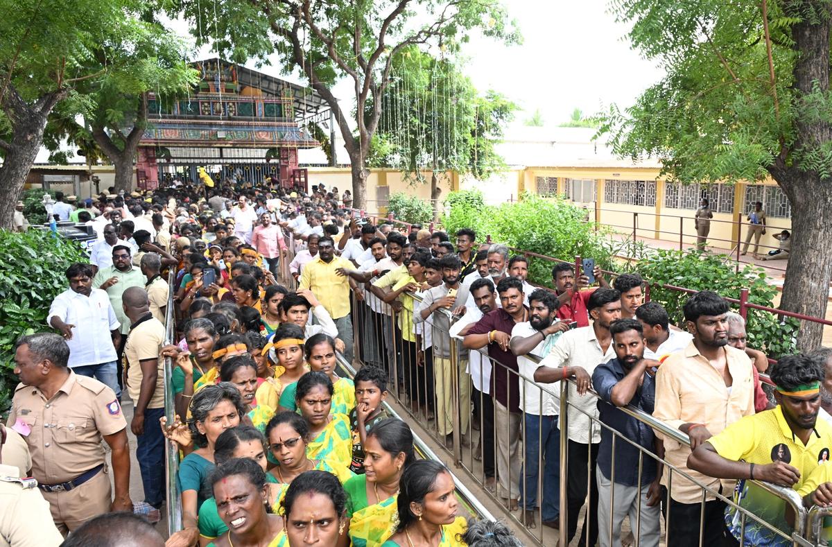 गुरु पूजा और थेवर जयंती के अवसर पर गुरुवार को रामनाथपुरम जिले के पसुम्पोन में मुथुरामलिंग थेवर स्मारक पर लोगों की भीड़ उमड़ी।