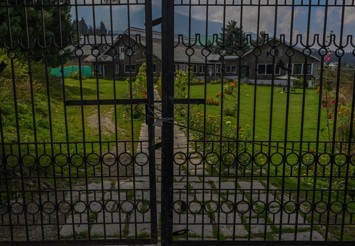 कश्मीर के श्रीनगर से 55 किमी दूर गुलमर्ग में नेडौस होटल को सरकारी भूमि पर संपत्तियों के संबंध में नए नियमों के कारण बंद कर दिया गया है। इमरान निसार