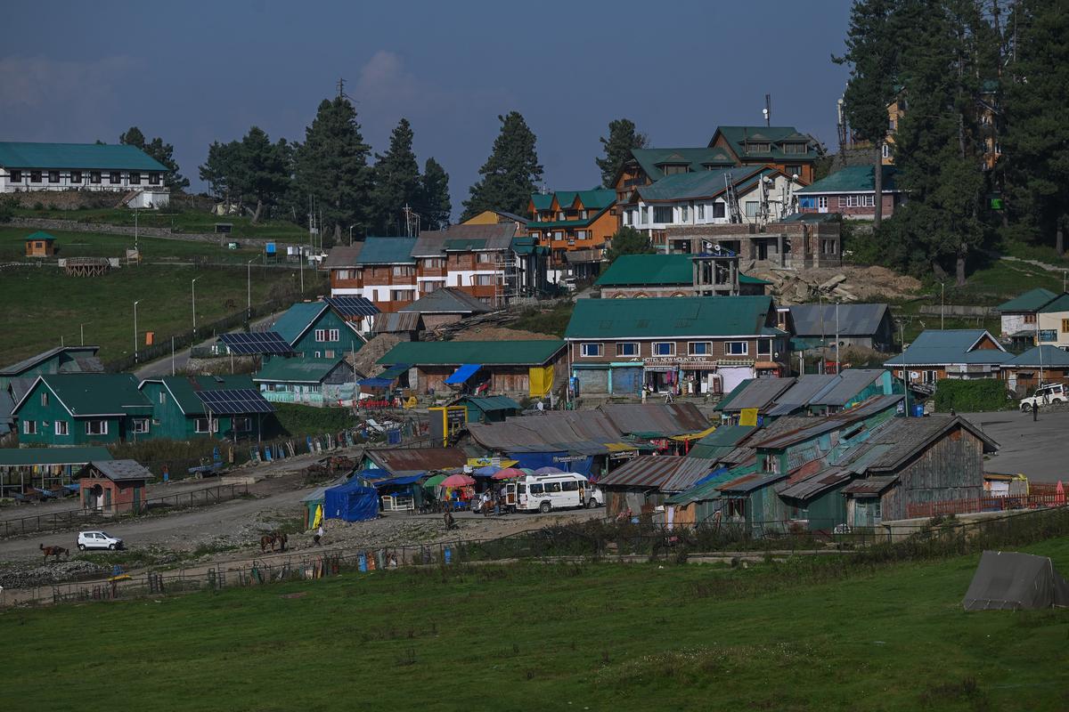 गुलमर्ग में होटल, जिनमें से कई की हो सकती है नीलामी 