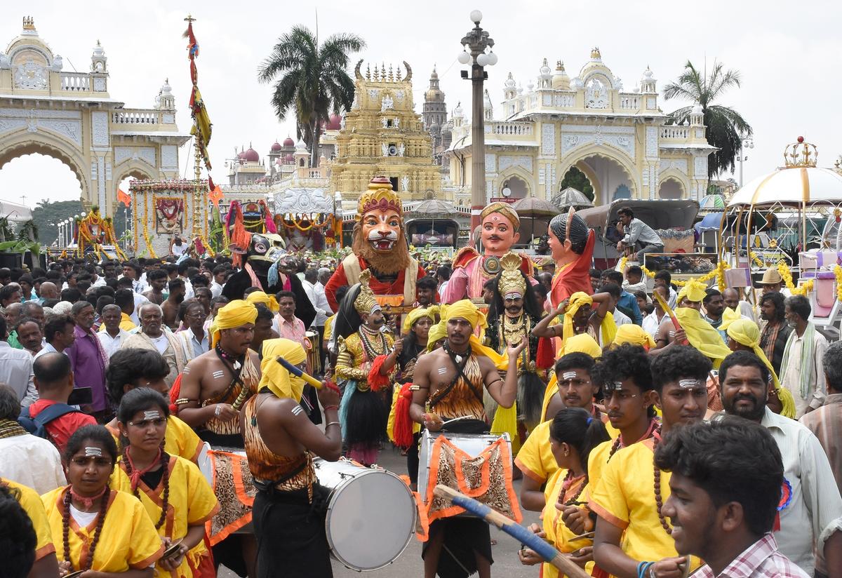 मंगलवार को मैसुरु में वल्मीकी जयंती के अवसर पर एक जुलूस निकालते हुए लोक मंडली।