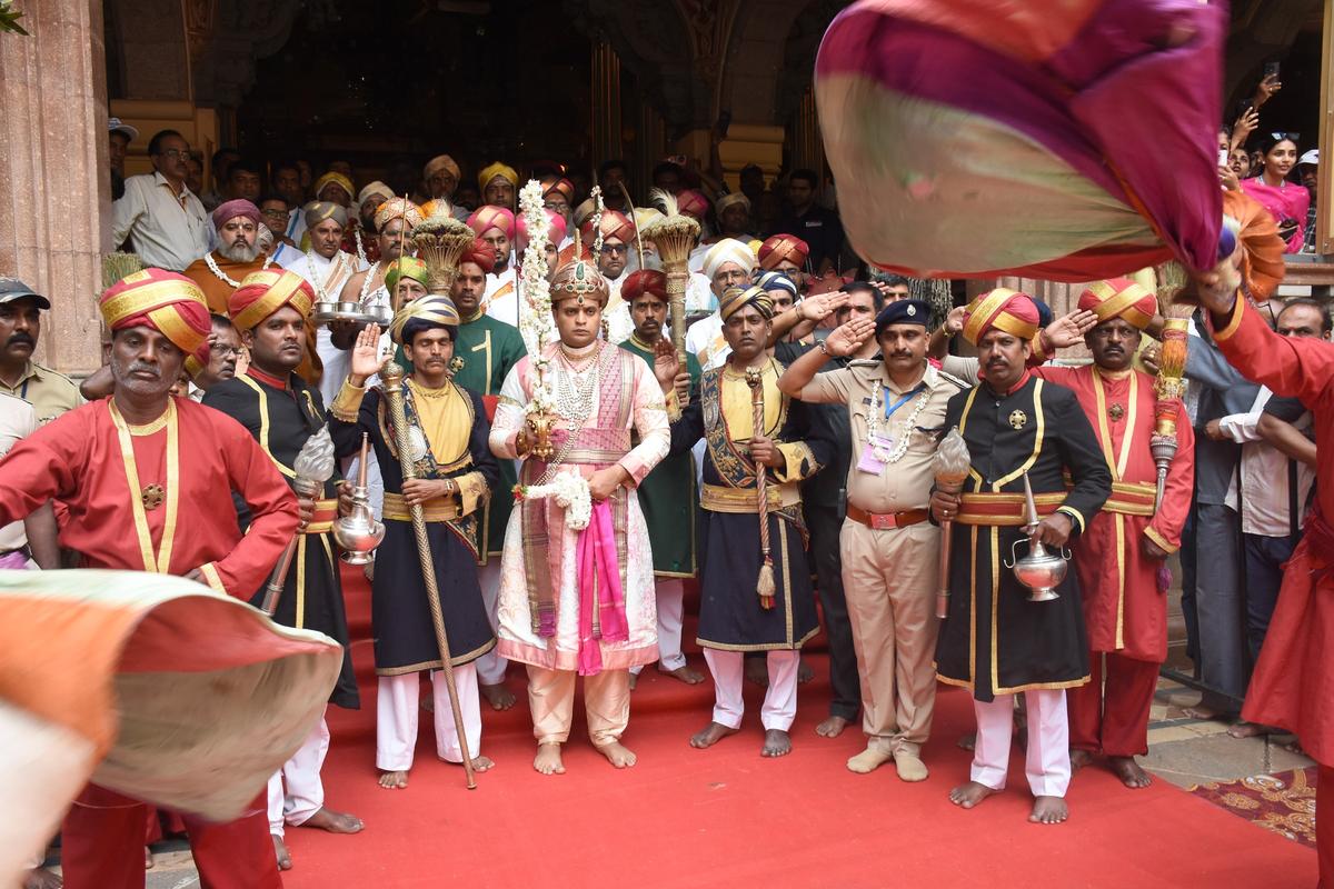 यदुवी कृष्णदत्त चमराज वदियार ने औपचारिक घटनाओं में भाग लिया, जो कि वादियार द्वारा विजयदशमी के हिस्से के रूप में मदद की गई थी, जो कि मसूरु में क्यूसी पर।