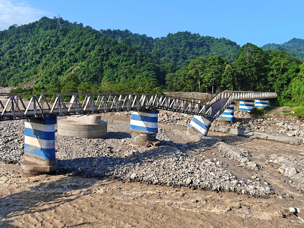 दुधिया गांव में लोहे का पुल ढह जाने से सिलीगुड़ी और मिरिक के बीच मुख्य सड़क बंद हो गयी.