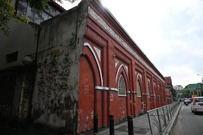 नेतृत्व में एक बड़ा बदलाव 1929 में आया जब देबी प्रसाद रॉय चौधरी प्रिंसिपल नियुक्त होने वाले पहले भारतीय कलाकार बने। उन्होंने ललित कला पाठ्यक्रम को मजबूत किया और अवलोकन और प्रत्यक्ष अनुभव पर आधारित शिक्षण पद्धति को बढ़ावा दिया। जब उन्होंने पदभार संभाला तब वह केवल 30 वर्ष के थे। 