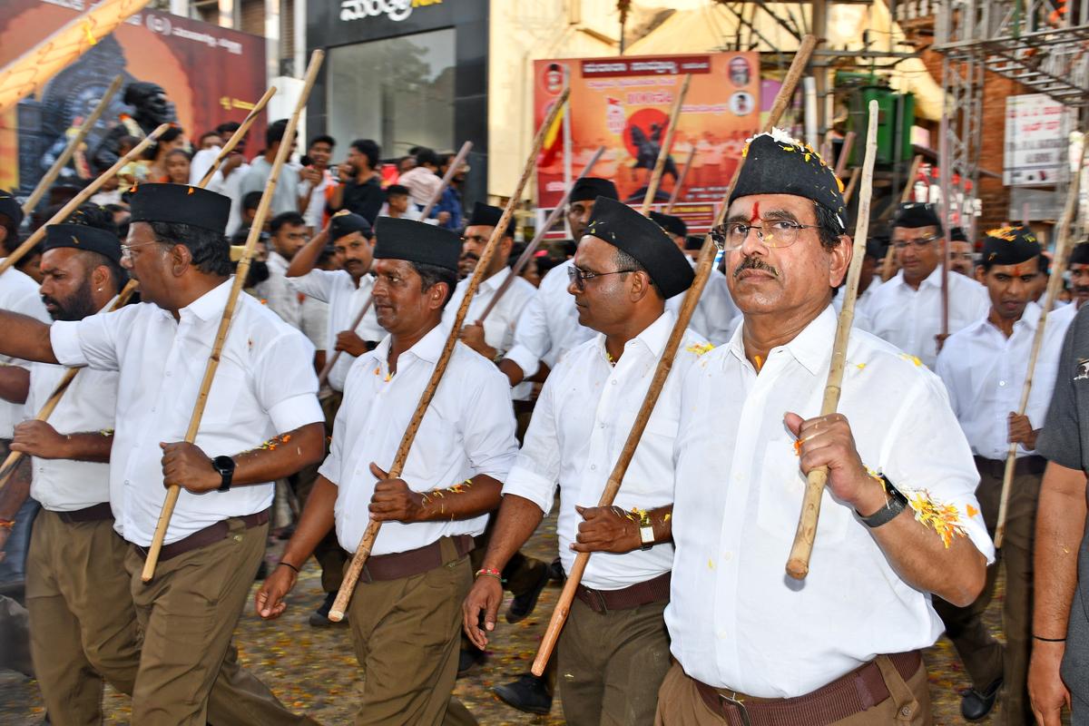 केंद्रीय मंत्री प्रालहाद जोशी, अन्य लोगों के बीच, रविवार को हबबालि में आरएसएस के 100 वर्षों के रूट में मार्च में भाग लेते हैं। 