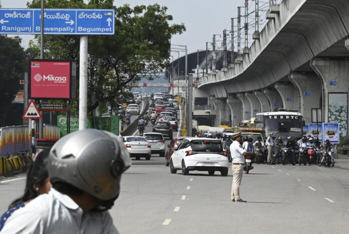 एलिवेटेड कॉरिडोर का निर्माण शुरू होने के कारण हैदराबाद ट्रैफिक पुलिस वाहनों को नियंत्रित कर रही है और पैराडाइज फ्लाईओवर के पास कई बिंदुओं पर प्रवेश रोक रही है, जिससे वाहन चालक भ्रमित हैं, जिससे सिकंदराबाद में वैकल्पिक मार्गों पर भारी यातायात बढ़ गया है।