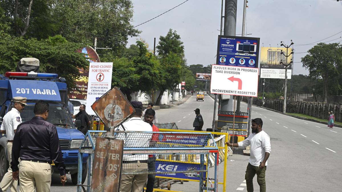एलिवेटेड कॉरिडोर का निर्माण शुरू होने पर हैदराबाद ट्रैफिक पुलिस कर्मी वाहनों को नियंत्रित करते हैं और पैराडाइज फ्लाईओवर के पास कई बिंदुओं पर प्रवेश को रोकते हैं, जिससे सिकंदराबाद में वैकल्पिक मार्गों पर भारी यातायात होता है।