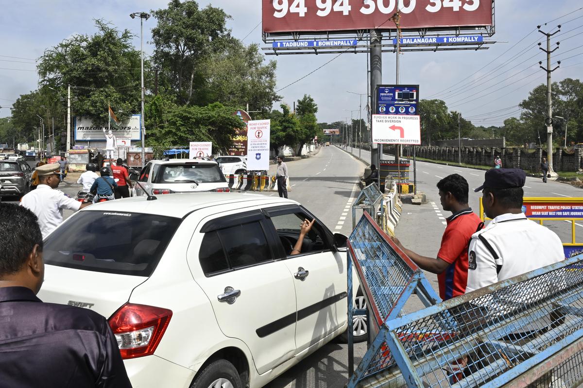 एलिवेटेड कॉरिडोर का निर्माण शुरू होते ही हैदराबाद ट्रैफिक पुलिस वाहनों को नियंत्रित करती है और पैराडाइज फ्लाईओवर के पास कई बिंदुओं पर प्रवेश को रोक देती है।