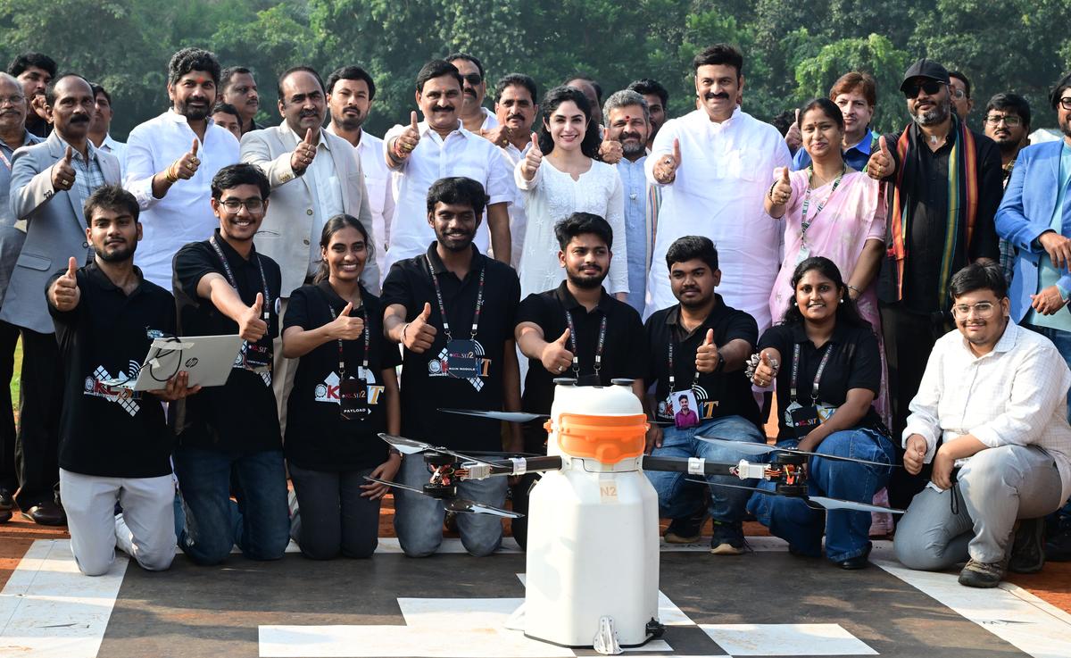 केंद्रीय इस्पात और भारी उद्योग राज्य मंत्री भूपतिराजू श्रीनिवास वर्मा और विधानसभा उपाध्यक्ष के. रघु रामकृष्ण राजू, शनिवार को गुंटूर के वड्डेश्वरम में केएल डीम्ड विश्वविद्यालय में 3iNVOTE उपग्रहों के प्रक्षेपण के अवसर पर छात्रों के साथ। 