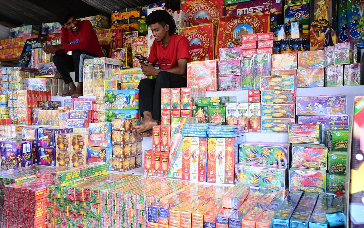 शनिवार को विजयवाड़ा के वज्र मैदान में एक थोक दुकान पर पटाखों का प्रदर्शन।