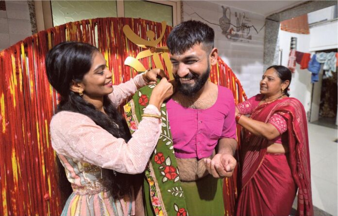 फ्रेम्स में: सादुमा की किंवदंती बारोट पुरुषों के रूप में रहती है डॉन सरिस और प्रदर्शन गरबा

