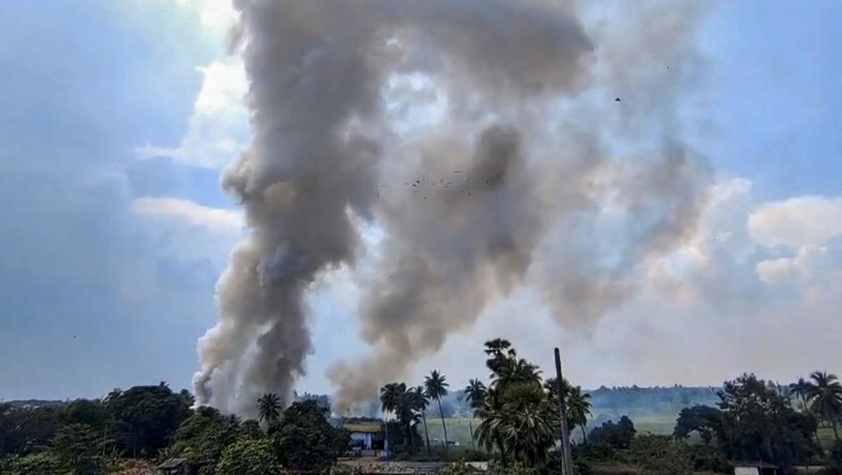 डॉ. बीआर अंबेडकर कोनसीमा जिले में बुधवार को विस्फोट के बाद पटाखा इकाई से निकलता घना धुआं। डॉ. बीआर अंबेडकर कोनसीमा जिले में बुधवार को विस्फोट के बाद पटाखा इकाई से निकलता घना धुआं।