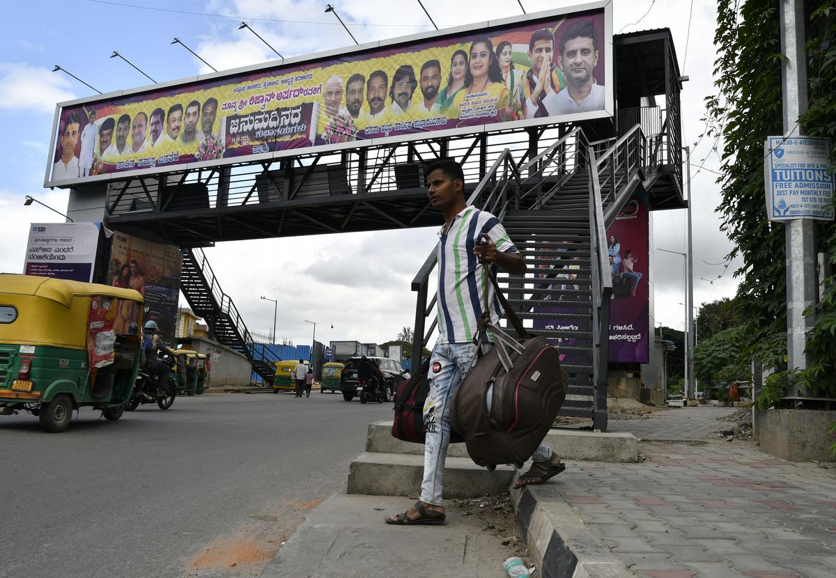 बेंगलुरु में कैंटोनमेंट रेलवे स्टेशन पर एक फुट ओवरब्रिज। विशेषज्ञों का कहना है कि सिविक बॉडी को नियमित रूप से उन कारकों का अध्ययन करना चाहिए जो कुछ स्काईवॉक को लोकप्रिय बनाते हैं या कुछ को क्यों टाला जाता है।