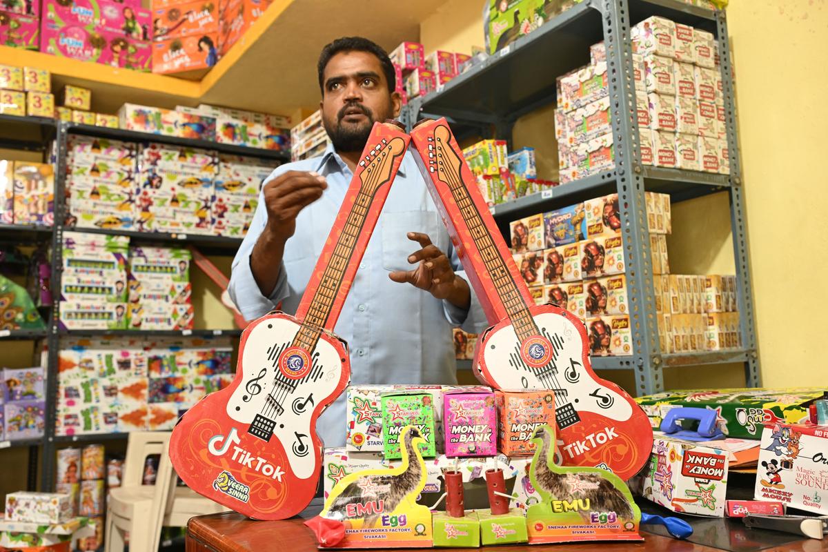 जगमगाती पिच: गिटार एक कार्डबोर्ड बॉक्स से बना होता है जिसके अंदर एक फूल का गमला होता है। एमु सीटी जैसी आवाज के साथ धुआं छोड़ेगा। फिर, पक्षी पर लगा हुआ एक गुब्बारा उड़ाया जाएगा जो एमु के अंडे देने जैसा होगा।