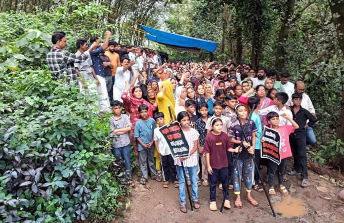 कोझिकोड के अंबायथोड में पोल्ट्री अपशिष्ट रेंडरिंग यूनिट के खिलाफ लोगों ने विरोध प्रदर्शन किया।