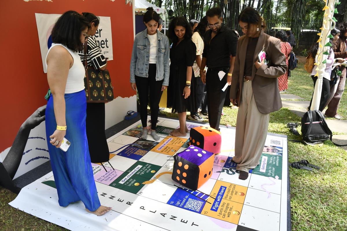 शनिवार को बेंगलुरु में मानसिक स्वास्थ्य उत्सव 'मानोत्सव' के दौरान एक स्टॉल पर आगंतुक।