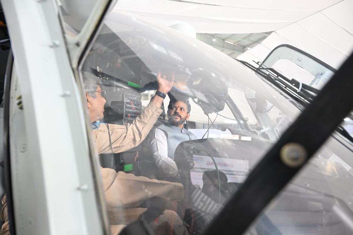 30 दिसंबर, 2025 को बेंगलुरु में एचएएल हेलीकॉप्टर डिवीजन में एएलएच ध्रुव-एनजी उड़ान के शुभारंभ के दौरान केंद्रीय नागरिक उड्डयन मंत्री किंजरपु राम मोहन नायडू। 30 दिसंबर, 2025 को बेंगलुरु में एचएएल हेलीकॉप्टर डिवीजन में एएलएच ध्रुव-एनजी उड़ान के शुभारंभ के दौरान केंद्रीय नागरिक उड्डयन मंत्री किंजरपु राम मोहन नायडू।