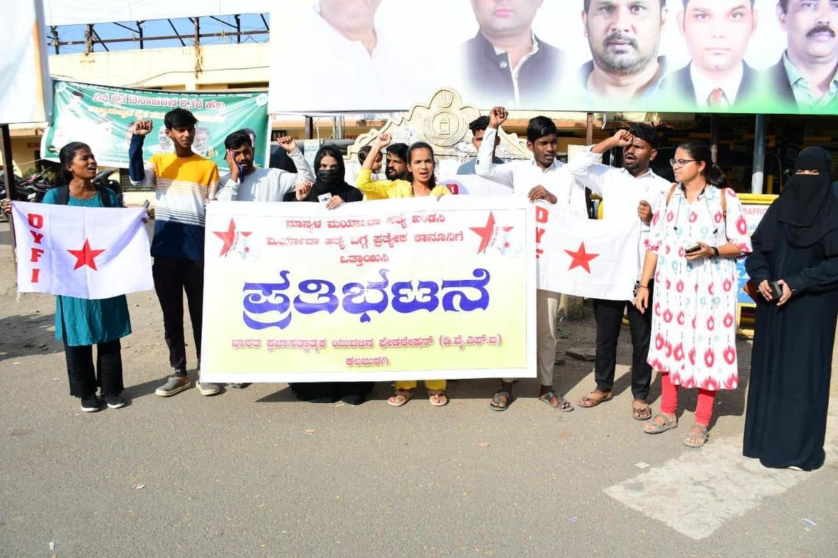 डेमोक्रेटिक यूथ फेडरेशन ऑफ इंडिया और स्टूडेंट्स फेडरेशन ऑफ इंडिया के सदस्य मंगलवार को कलबुर्गी में सरदार वल्लभभाई पटेल चौक पर विरोध प्रदर्शन कर रहे हैं।