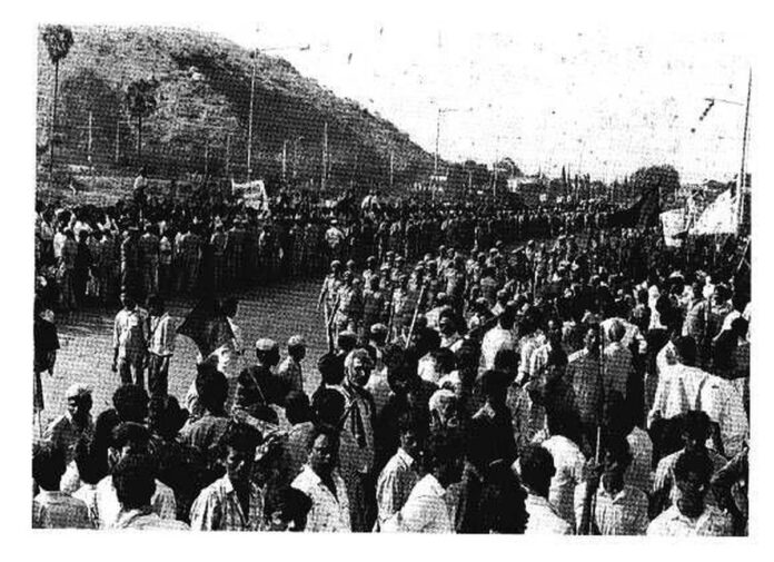 27 नवंबर, 1994 को मद्रास हवाई अड्डे के बाहर भारत के तत्कालीन मुख्य चुनाव आयुक्त टीएन शेषन को काले झंडे दिखाने के लिए एकत्र हुए अन्नाद्रमुक कैडरों को रोकने के लिए पुलिसकर्मियों की एक बड़ी भीड़ मौजूद थी।