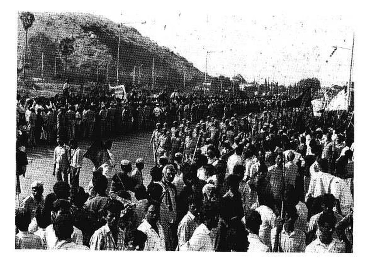 27 नवंबर, 1994 को मद्रास हवाई अड्डे के बाहर भारत के तत्कालीन मुख्य चुनाव आयुक्त टीएन शेषन को काले झंडे दिखाने के लिए एकत्र हुए अन्नाद्रमुक कैडरों को रोकने के लिए पुलिसकर्मियों की एक बड़ी भीड़ मौजूद थी। 27 नवंबर, 1994 को मद्रास हवाई अड्डे के बाहर भारत के तत्कालीन मुख्य चुनाव आयुक्त टीएन शेषन को काले झंडे दिखाने के लिए एकत्र हुए अन्नाद्रमुक कैडरों को रोकने के लिए पुलिसकर्मियों की एक बड़ी भीड़ मौजूद थी।