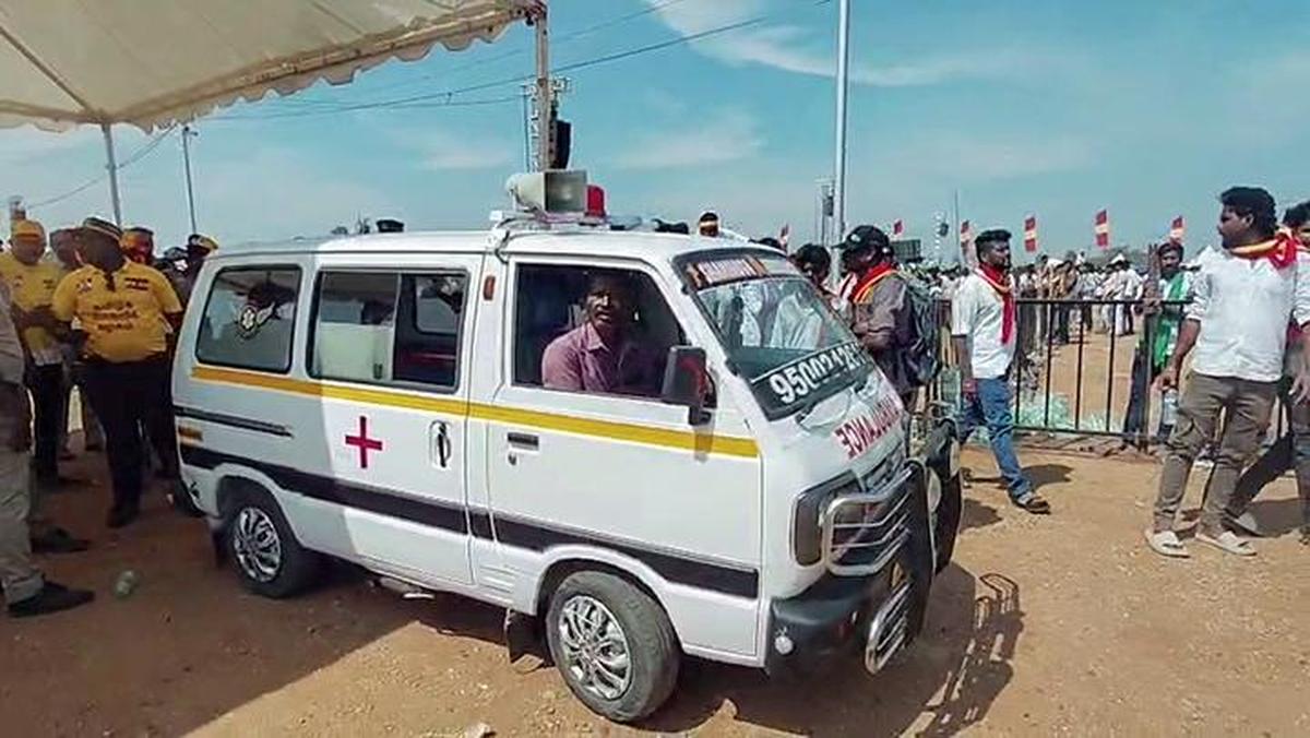 गुरुवार को इरोड में पार्टी प्रमुख विजय की रैली में बेहोश हो जाने के बाद एक टीवीके समर्थक को एम्बुलेंस में अस्पताल ले जाया गया। गुरुवार को इरोड में पार्टी प्रमुख विजय की रैली में बेहोश हो जाने के बाद एक टीवीके समर्थक को एम्बुलेंस में अस्पताल ले जाया गया।