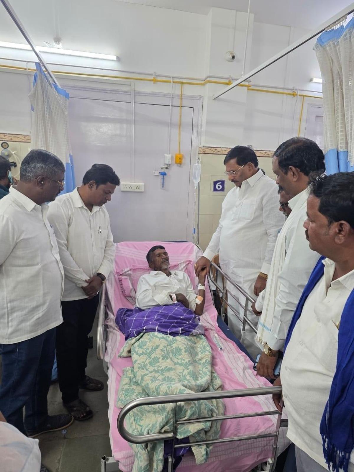 विधान परिषद के सदस्य एफएच जक्कप्पनवर और अन्य लोग बुधवार को हुबली के विवेकानंद अस्पताल के दौरे के दौरान एक घायल व्यक्ति से बात करते हुए।