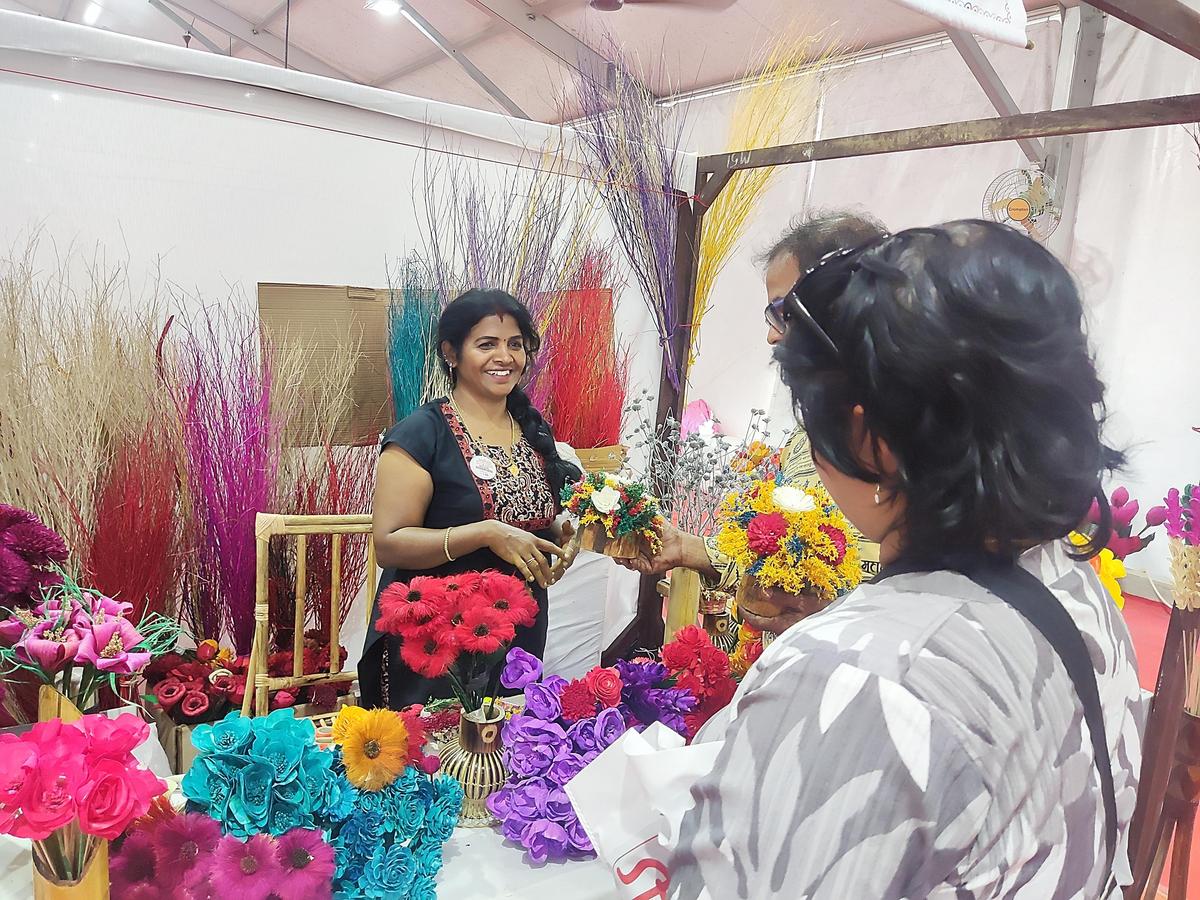 उत्सव में विभिन्न सामग्रियों से बने सूखे फूलों के साथ ओट्टापलम की विजी एपी।