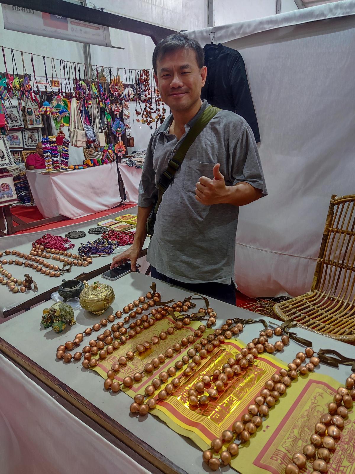 महोत्सव में ताइवान से एलन अपनी बीज मालाओं के साथ।