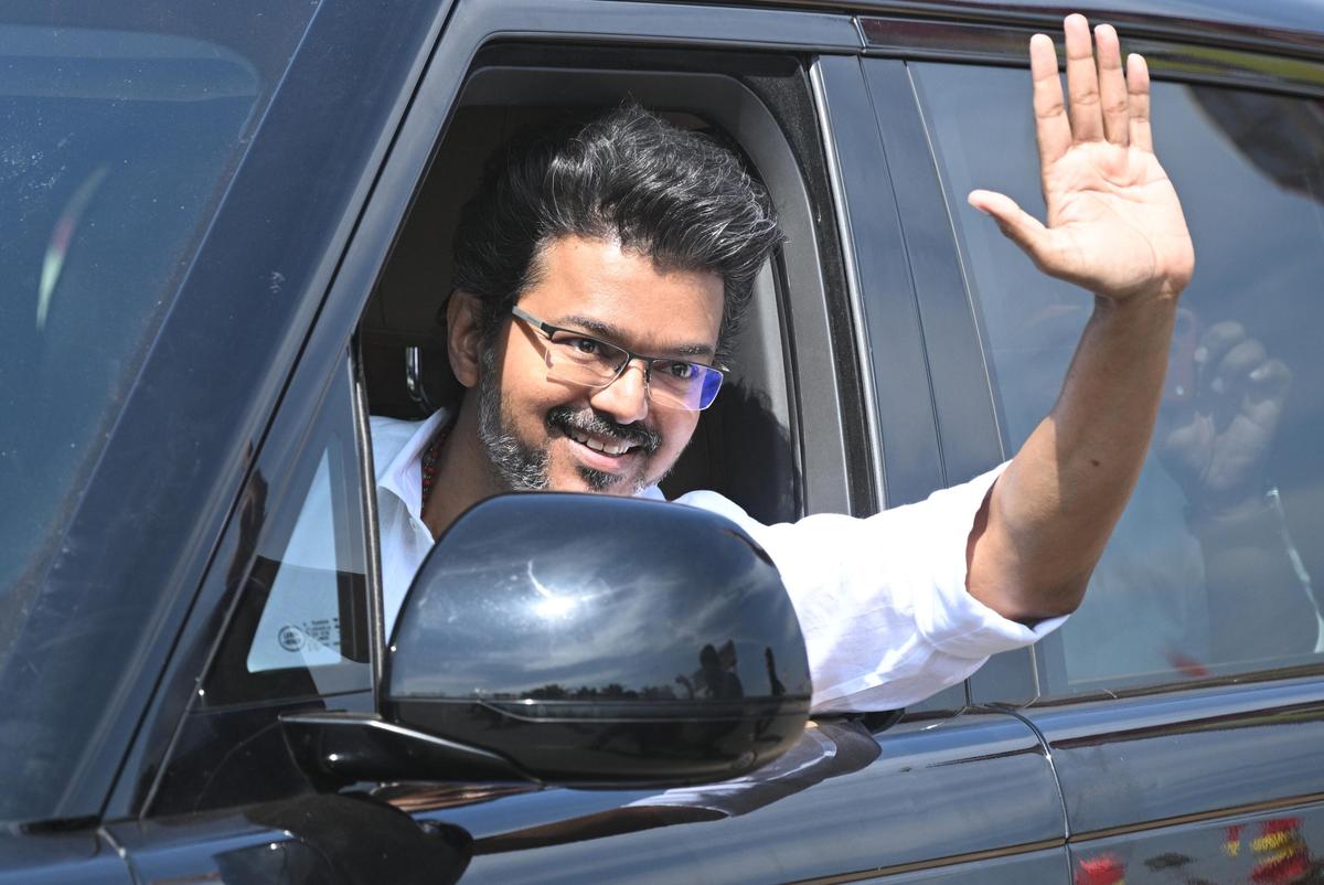 टीवीके प्रमुख विजय ने प्रचार सभा को संबोधित करने के बाद अपने समर्थकों का हाथ हिलाकर अभिवादन किया