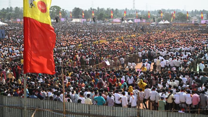 टीवीके प्रमुख विजय की प्रचार सभा के दौरान भारी भीड़ उमड़ी