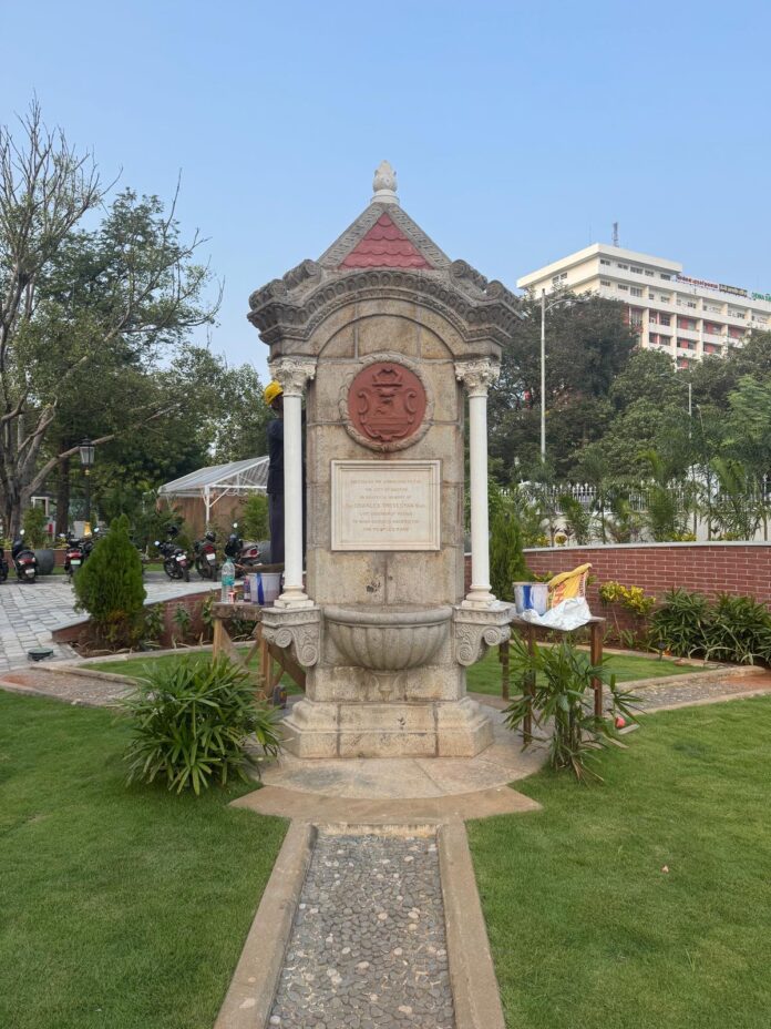 वीपी हॉल में त्रिकोणीय ट्रेवेलियन फाउंटेन पर पट्टिका