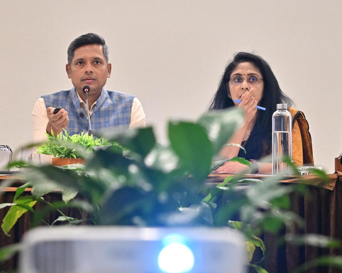 केरल के मुख्य निर्वाचन अधिकारी, रतन यू. केलकर ने शनिवार को तिरुवनंतपुरम में एसआईआर के संबंध में विभिन्न राजनीतिक दलों के प्रतिनिधियों के साथ साप्ताहिक अद्यतन बैठक की अध्यक्षता की। 