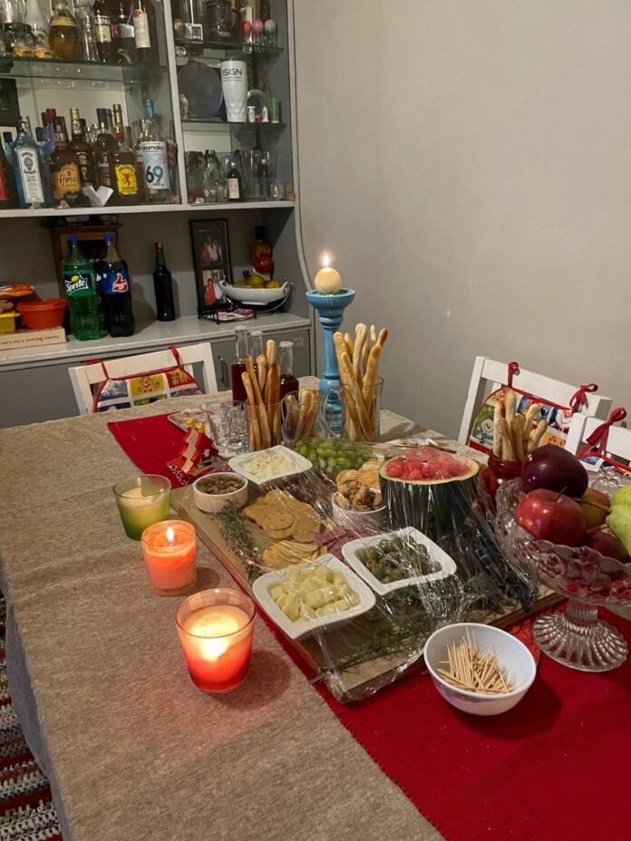 क्लाइव वानबुएरले के घर पर क्रिसमस के लिए टेबल सेट