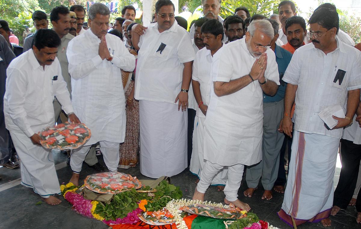 गुजरात के तत्कालीन मुख्यमंत्री और भाजपा के वरिष्ठ नेता नरेंद्र मोदी (दाएं से दूसरे) 26 सितंबर, 2007 को चेन्नई में दिवंगत भाजपा नेता जना कृष्णमूर्ति को श्रद्धांजलि देते हुए गुजरात के तत्कालीन मुख्यमंत्री और भाजपा के वरिष्ठ नेता नरेंद्र मोदी (दाएं से दूसरे) 26 सितंबर, 2007 को चेन्नई में दिवंगत भाजपा नेता जना कृष्णमूर्ति को श्रद्धांजलि देते हुए