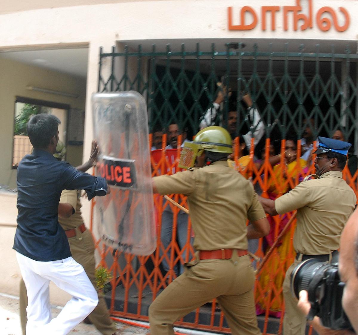 23 सितंबर, 2007 को चेन्नई में भाजपा की तमिलनाडु इकाई के कार्यालय कमलालयम पर हमला करने से पुलिस द्वारा डीएमके कार्यकर्ताओं को रोका जा रहा है। 23 सितंबर, 2007 को चेन्नई में भाजपा की तमिलनाडु इकाई के कार्यालय कमलालयम पर हमला करने से पुलिस द्वारा डीएमके कार्यकर्ताओं को रोका जा रहा है।