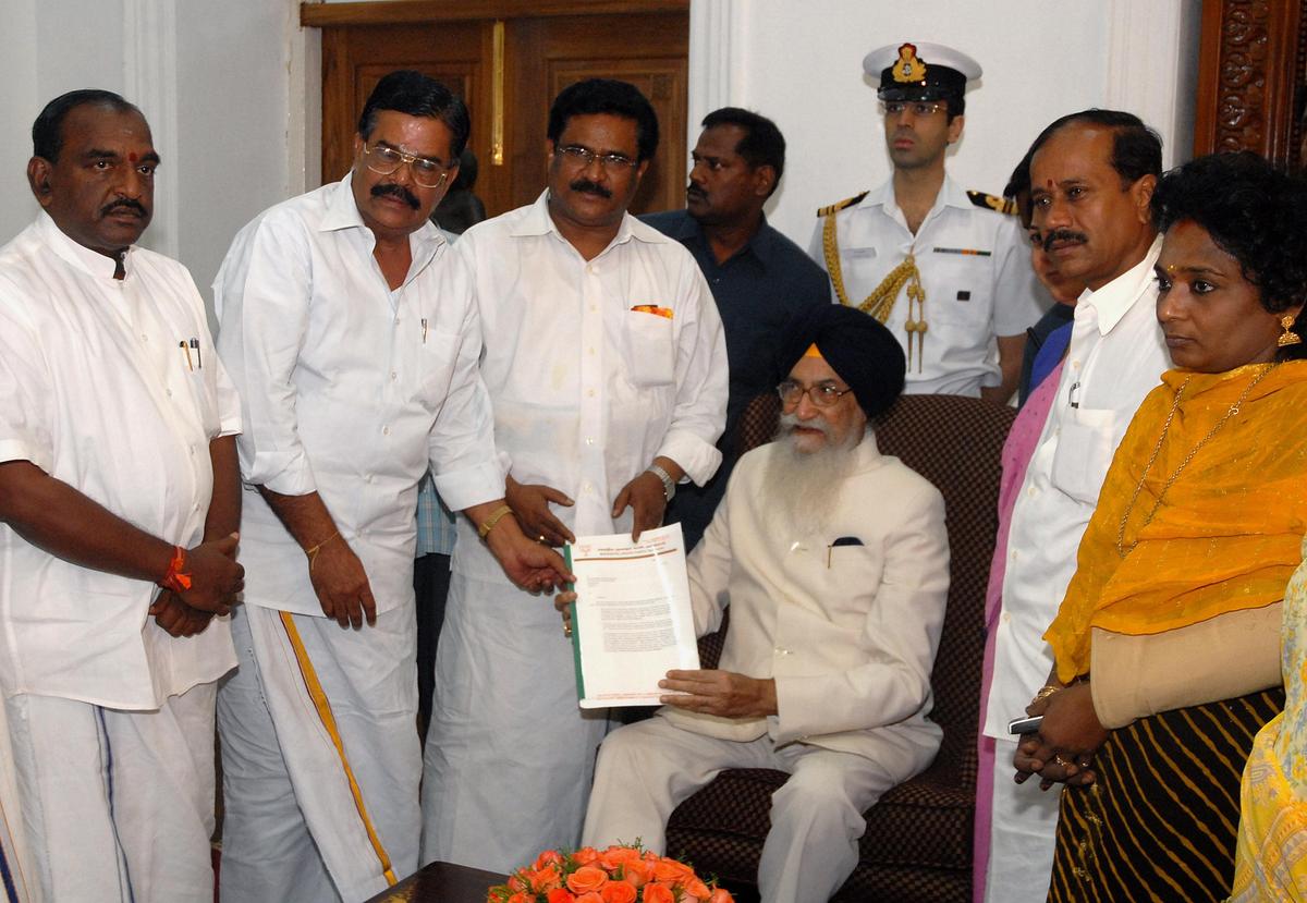 भाजपा नेता सु. थिरुनावुक्करासर (तीसरे बाएं), ला. गणेशन (दूसरे बाएं), पोन। राधाकृष्णन (सबसे बाएं), एच. राजा (दूसरे दाएं) और तमिलसाई सुंदरराजन (सबसे दाएं) 24 सितंबर, 2007 को चेन्नई के राजभवन में तमिलनाडु के तत्कालीन राज्यपाल सुरजीत सिंह बरनाला को एक ज्ञापन प्रस्तुत करते हुए।