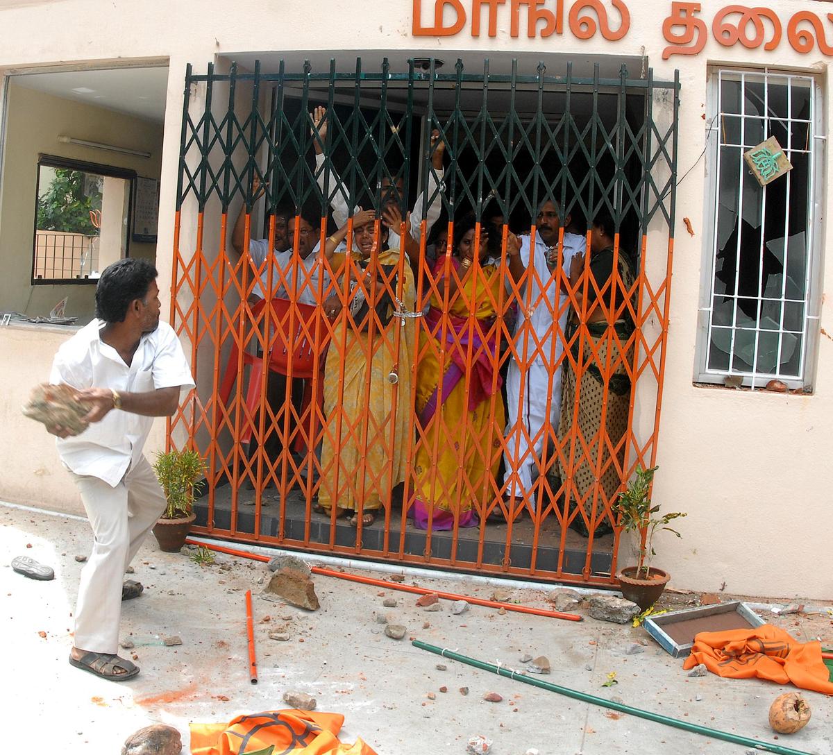 23 सितंबर, 2007 को डीएमके कार्यकर्ताओं ने कमलालयम पर पथराव किया 23 सितंबर, 2007 को डीएमके कार्यकर्ताओं ने कमलालयम पर पथराव किया