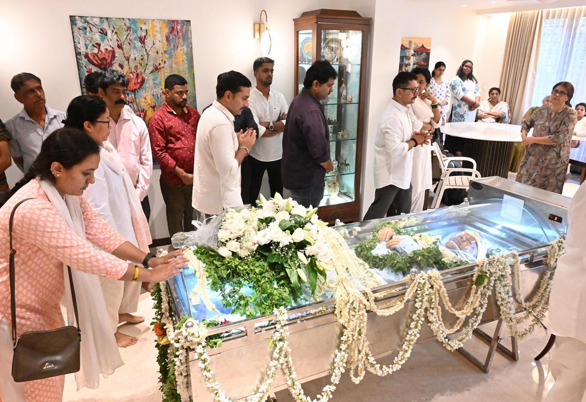 हेगड़े का पार्थिव शरीर 1 जनवरी को दोपहर 3 बजे तक उनके आवास पर और शाम 4.30 से 6 बजे के बीच निट्टे शिक्षा परिसर में जनता के दर्शन के लिए रखा जाएगा। हेगड़े का पार्थिव शरीर 1 जनवरी को दोपहर 3 बजे तक उनके आवास पर और शाम 4.30 से 6 बजे के बीच निट्टे शिक्षा परिसर में जनता के दर्शन के लिए रखा जाएगा।